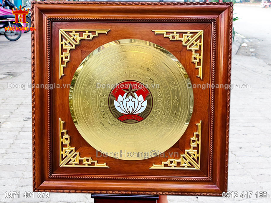 Nguyên liệu chế tác bức tranh mặt trống là đồng tấm nhập khẩu có độ dày 8rem
